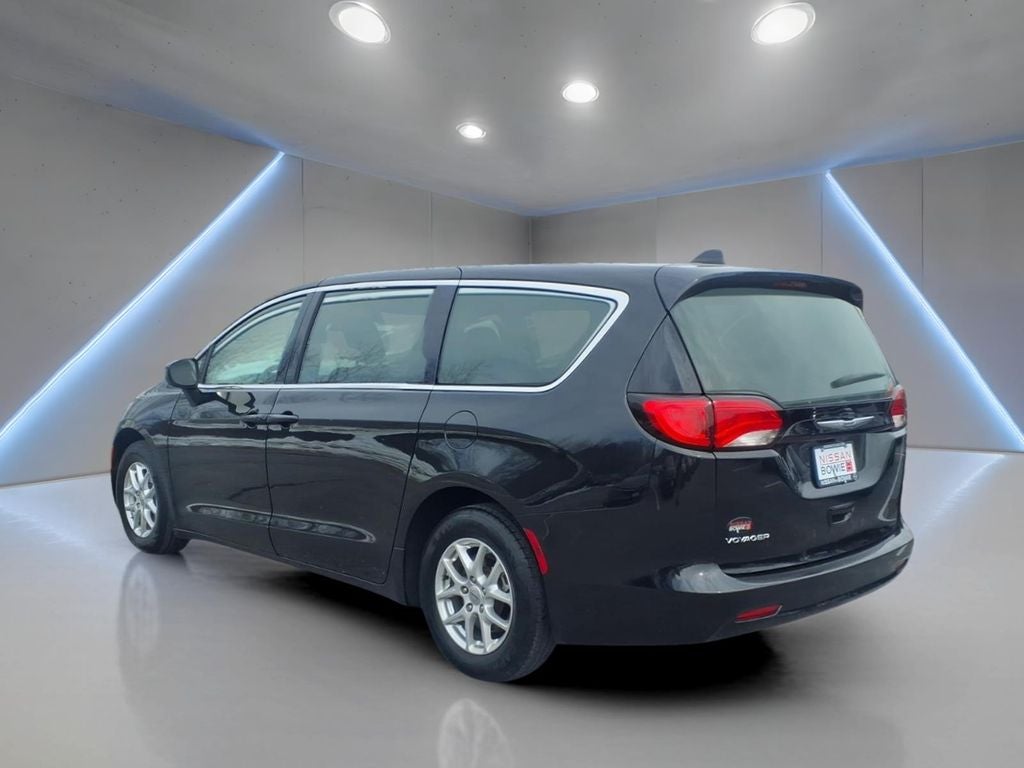 2022 Chrysler Voyager LX