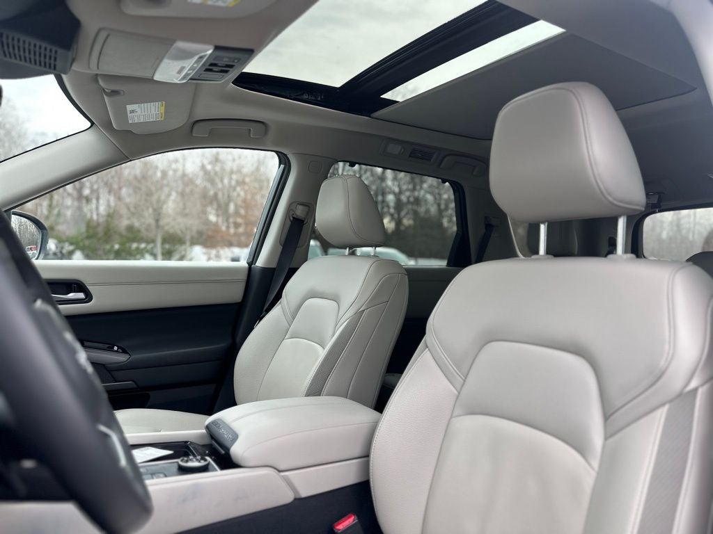 2025 Nissan Pathfinder SL
